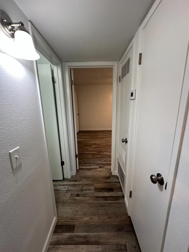 Building Photo - 1069 Cherry Ln