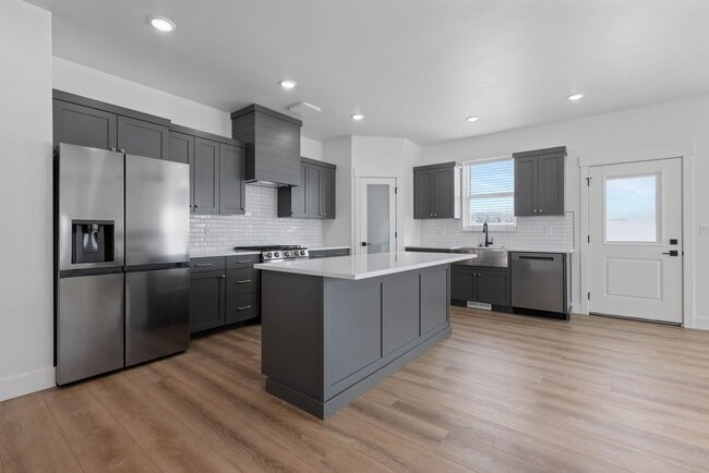 Building Photo - DARLING twin home located in Sugar City, Idaho 3 Bed 2 full baths with fully fenced yard and XL 2...