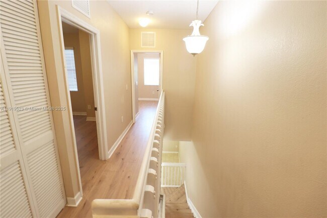 Building Photo - 230 SE 29th Ave