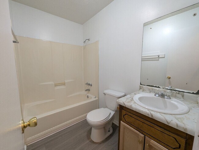 Building Photo - 235/237 Rustwood Dr