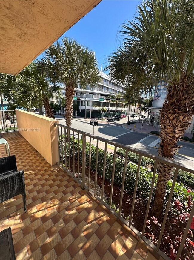 Building Photo - 1150 Collins Ave
