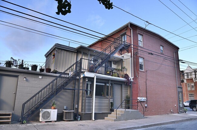Building Photo - 215 Reily St