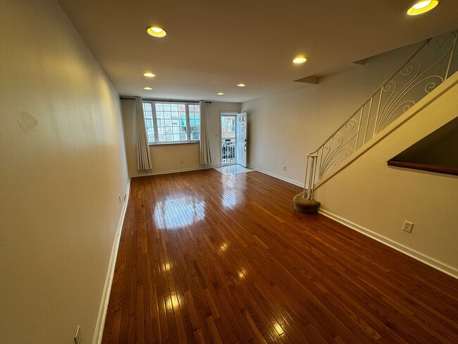 Building Photo - 2544 S Sartain St