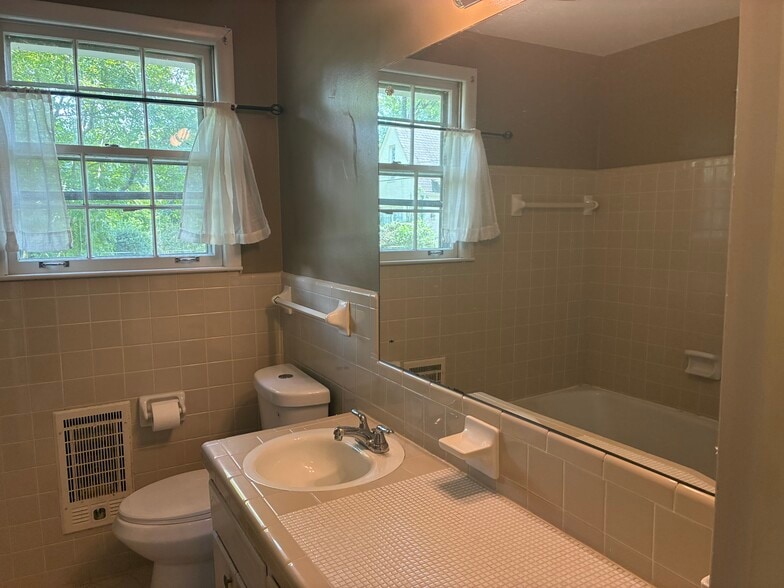 Building Photo - 804 Crescent Hill Rd