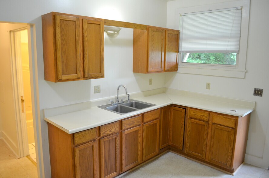 Building Photo - 17360 Riverside Dr