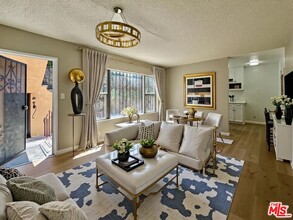 Building Photo - 533 W 75th St