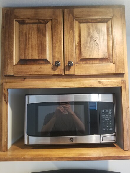 Microwave 1 - 39 N Archmore St