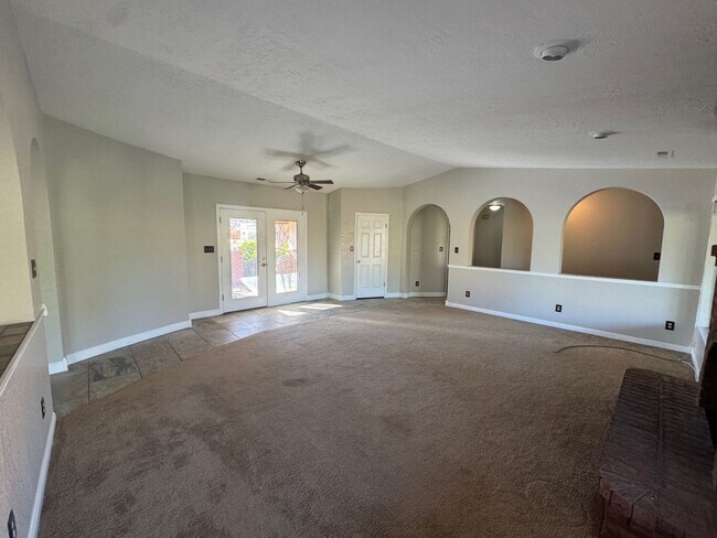 Building Photo - 4 Bed 2.5 Bath Home for Rent