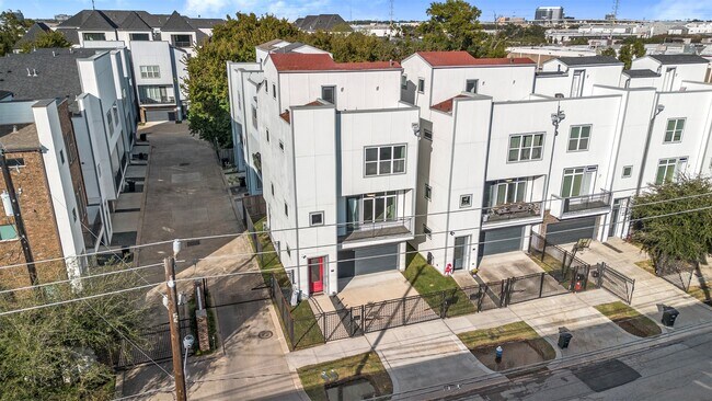 Building Photo - 6106 Clarkson Ln