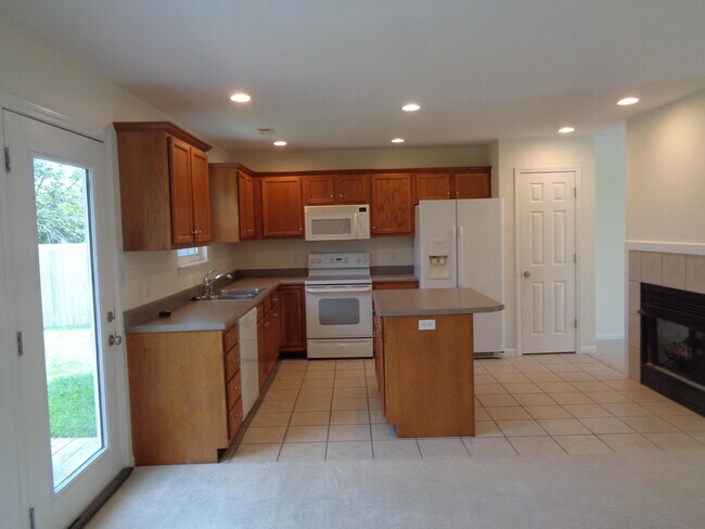 Building Photo - 4008 Meadow View Dr