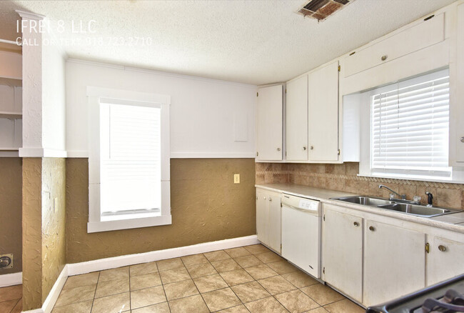 Building Photo - 3 bed one bath upstairs unit in two level ...