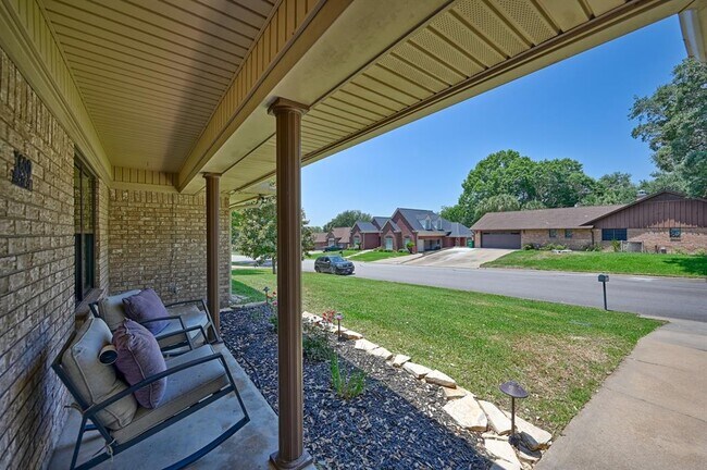 Building Photo - 1600 Pecan St