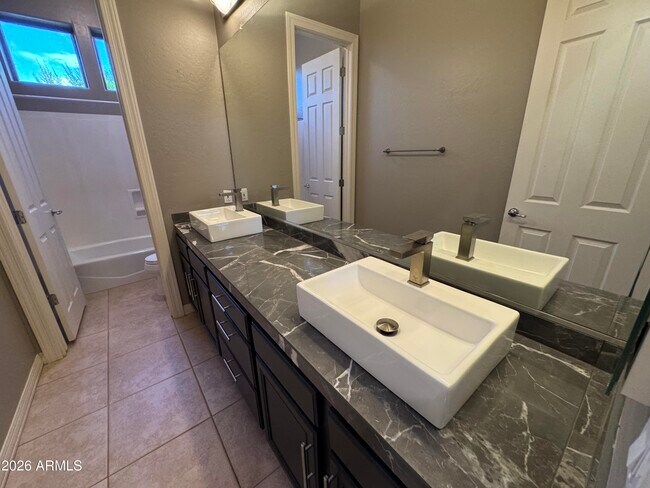 Building Photo - 3172 E Birchwood Pl