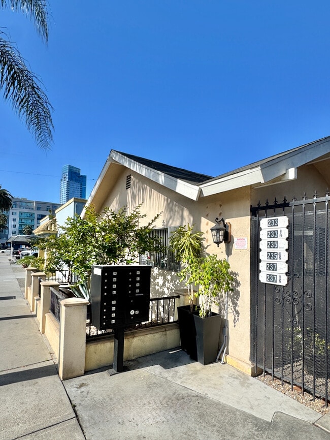 Building Photo - 237 1/2 Olive Ave