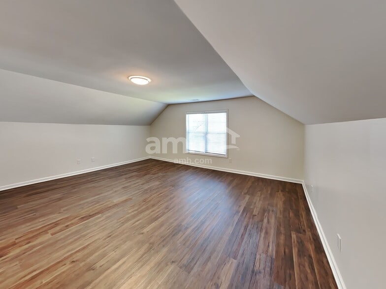 Building Photo - 952 Waldwick Dr