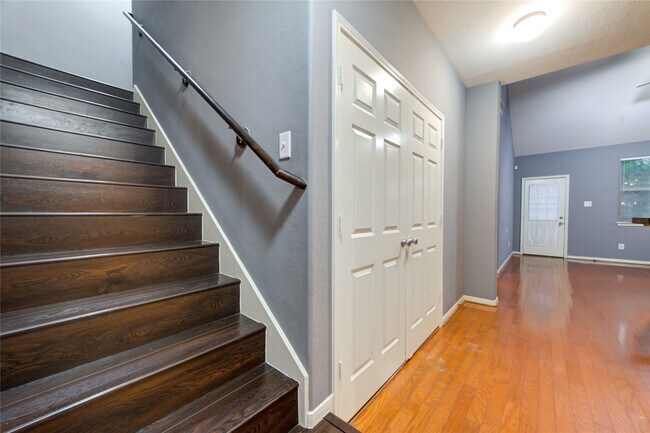 Building Photo - 2931 Meadowglen Cove