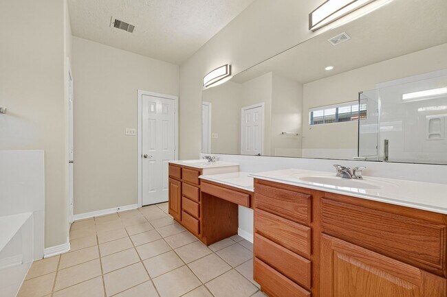 Building Photo - 6118 N Fawnlake Dr
