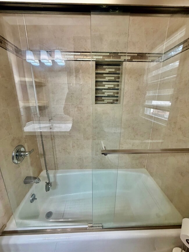 Building Photo - 51 Iroquois Rd