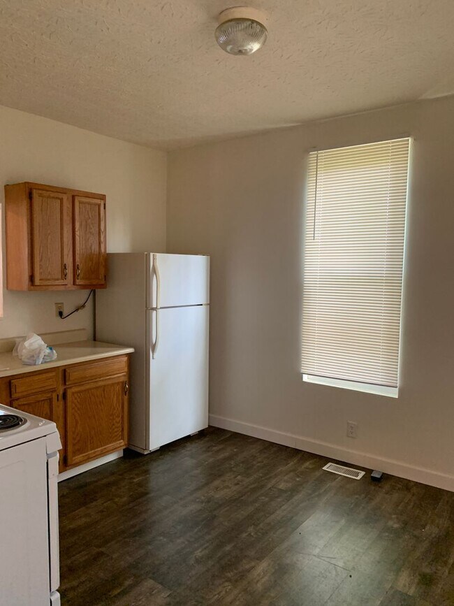 Building Photo - 404 Young St