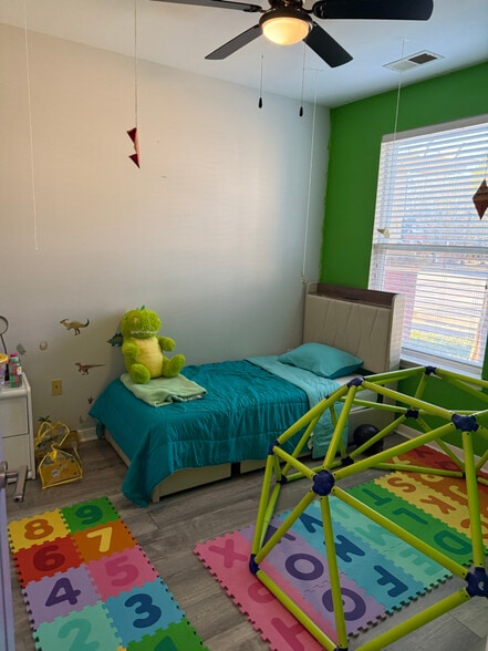 Building Photo - 704 River Rock Way