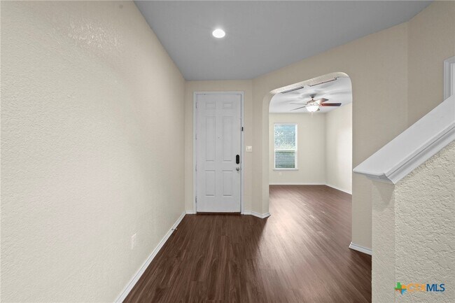 Building Photo - 220 Hinge Creek