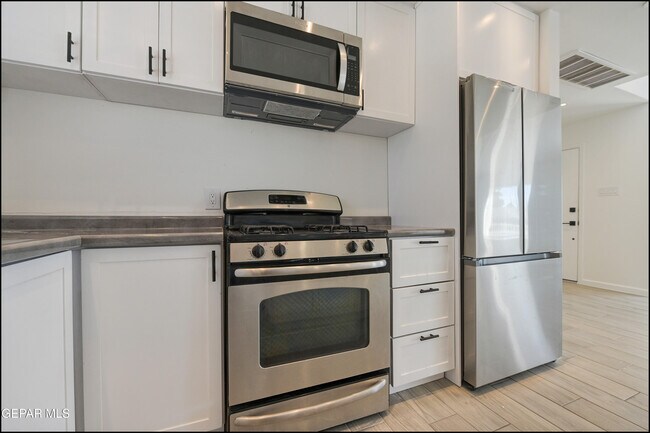 Building Photo - 8617 Darlina Dr