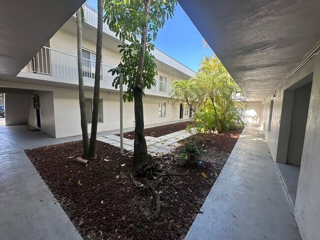 Building Photo - 1830 Maravilla Ave