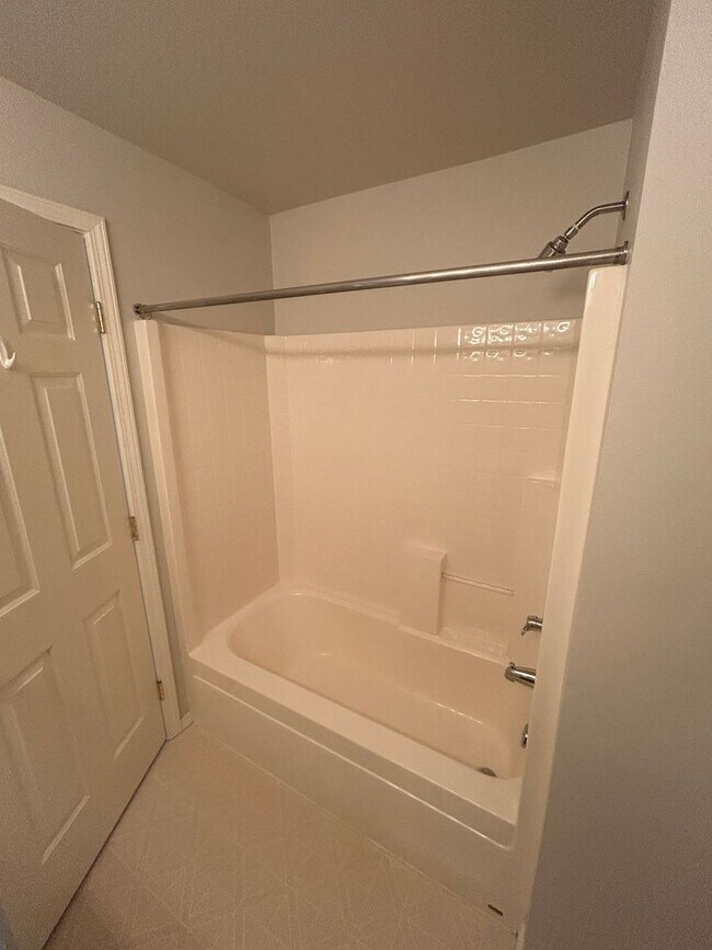 Building Photo - 3 Bed, 2.5 bath Kent house w/2-car garage ...