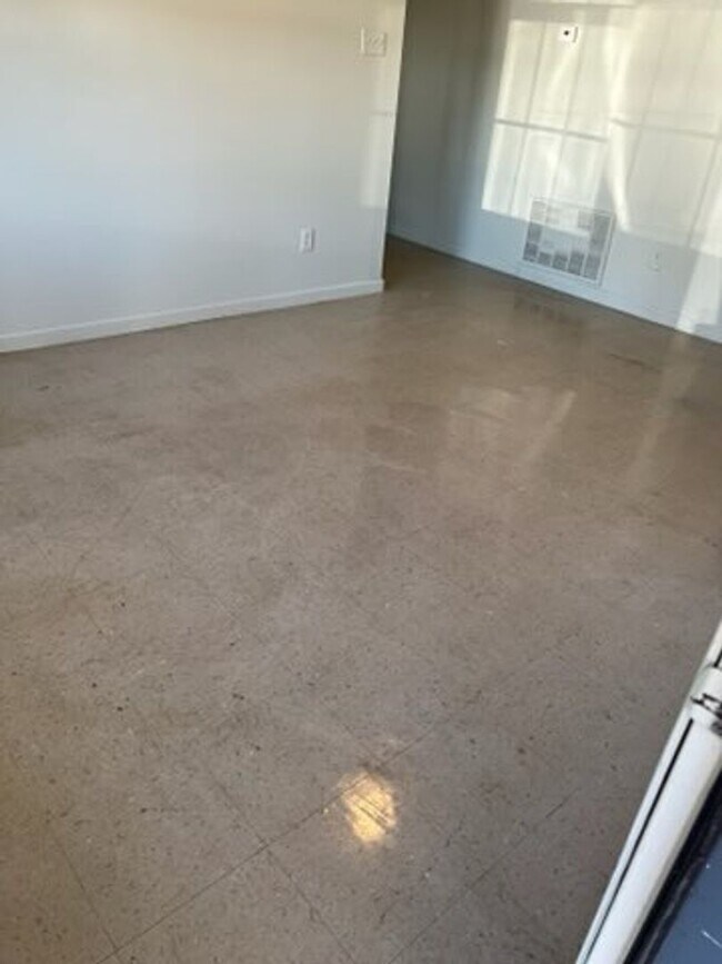 Building Photo - Monthly Paid Rent