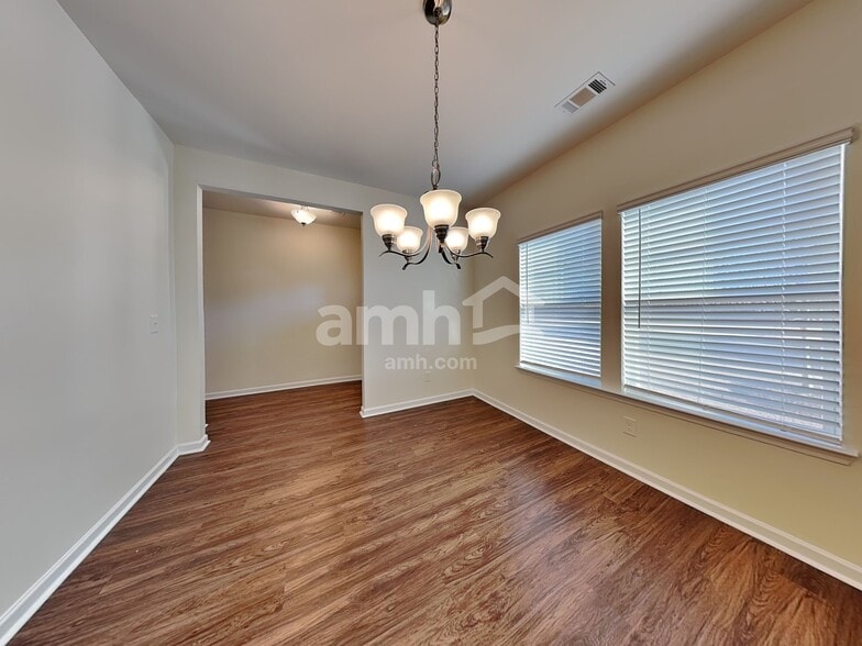 Building Photo - 553 Camp dr