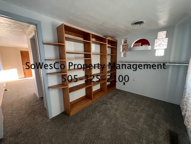 Building Photo - Large 3 Bedroom Home on East Side of Town