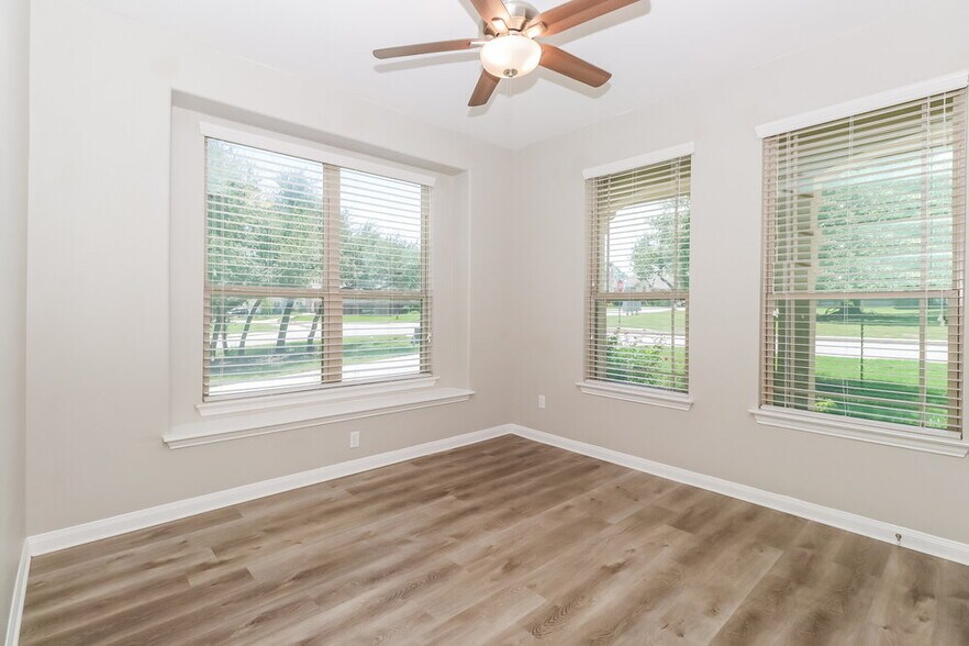 Building Photo - 409 Pinnacle View Dr