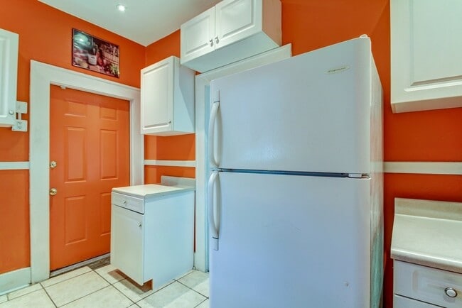 Building Photo - Beautiful Single Family house near downtow...