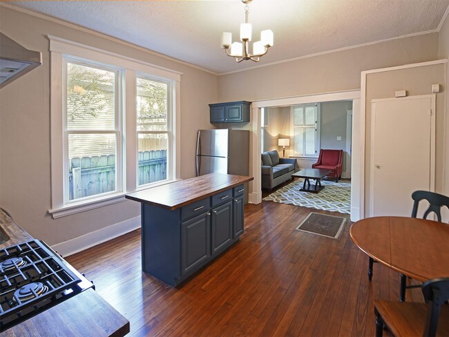 Building Photo - Updated 1 Bedroom in Cooper Young!!