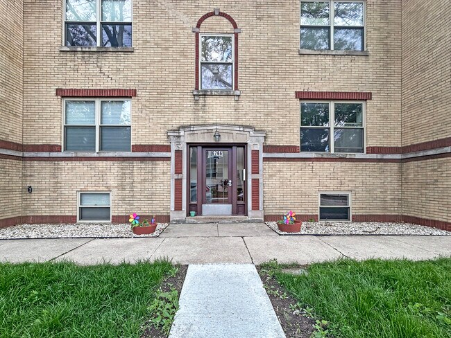Building Photo - 6766 N Onarga Ave