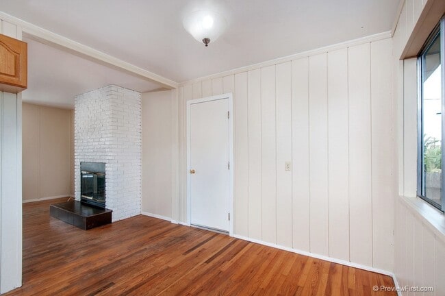Building Photo - Super Cute Beach Cottage on an Oversized O...