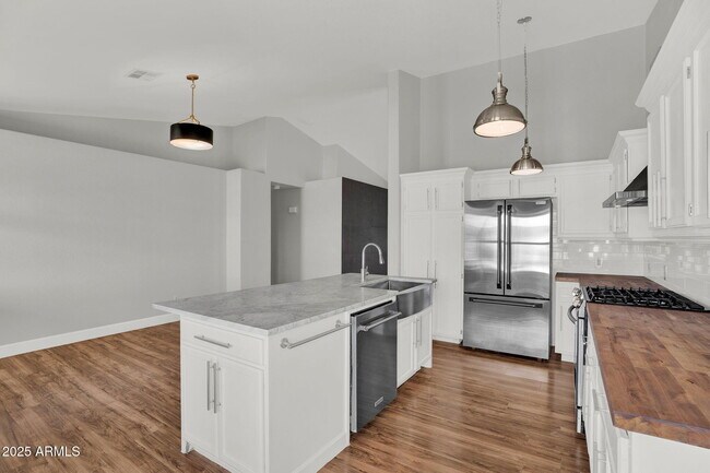 Building Photo - 8406 W Dahlia Dr