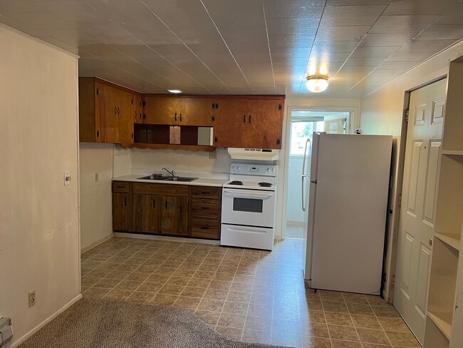 Building Photo - Upstairs 1 bedroom apartment with garage!