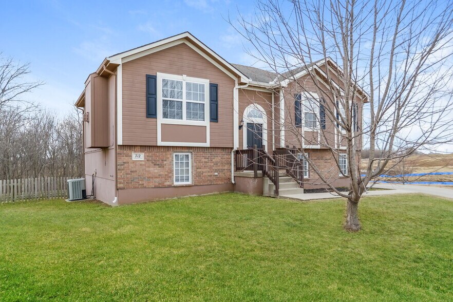 Building Photo - 712 Hibiscus Cir