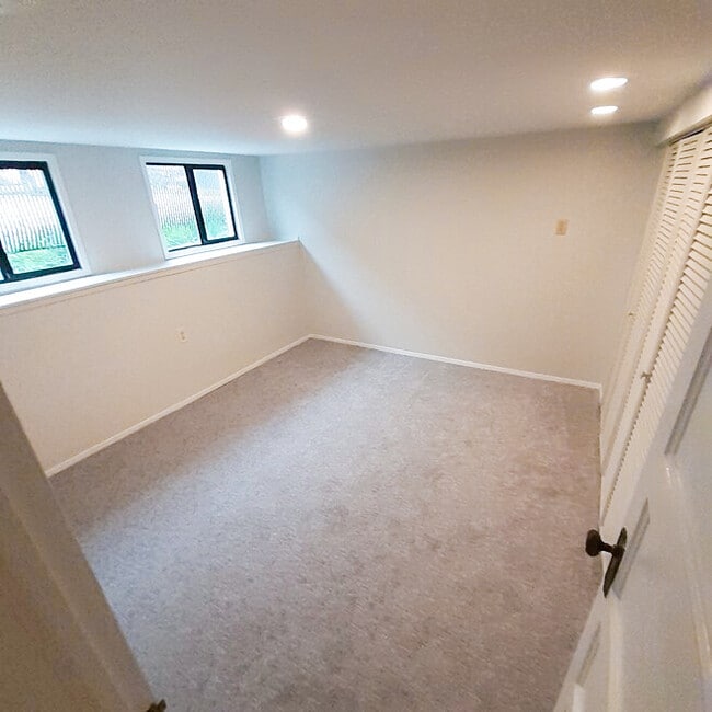 Bedrooms (2) with big closet and heating - 815 N 41st St