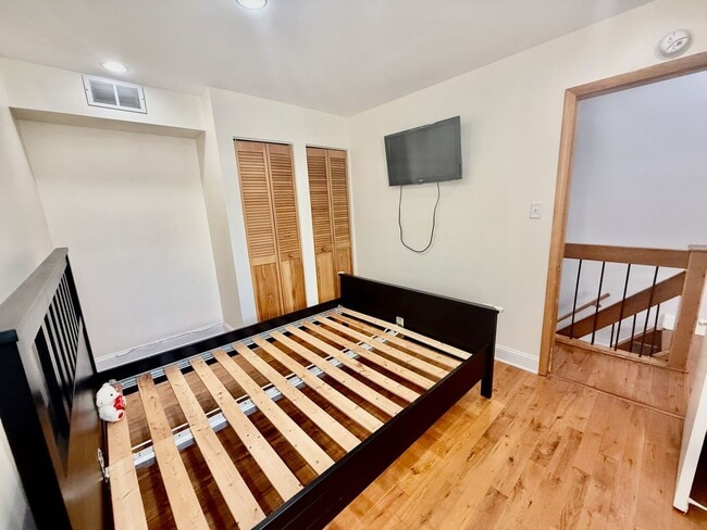 Building Photo - SPACIOUS & MODERN 3 BED/1.5 BA HOUSE w/ Central AC-HARDWOOD Flooring-WASHER/DRYER & Rear PATIO in...