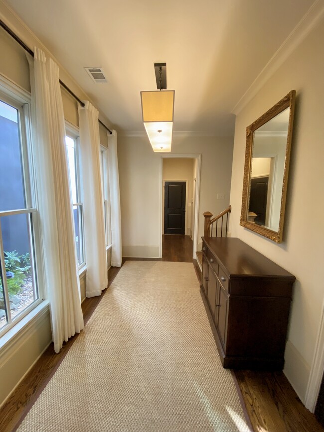Building Photo - 975 N Ormewood Park Dr SE