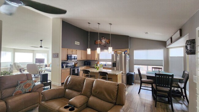 Building Photo - Spacious 3 Bedroom in the Foothills!