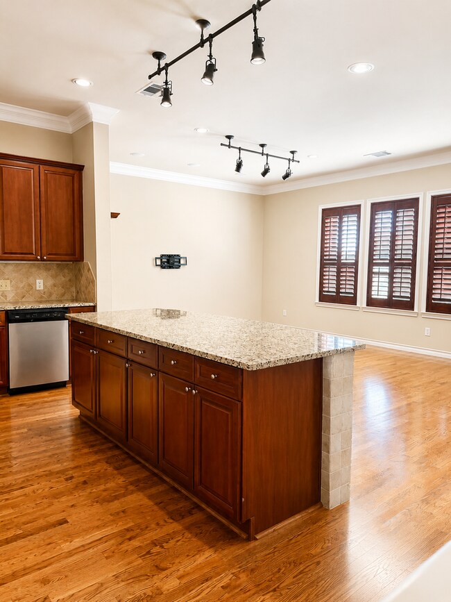 Building Photo - 6052 Portrush Dr