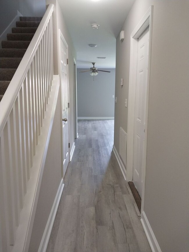 Building Photo - Gorgeous 3 Bedroom 2 Bath Townhome