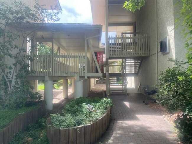 Building Photo - Central Boulder 1 bed 1 bath- pool and Utilities included!