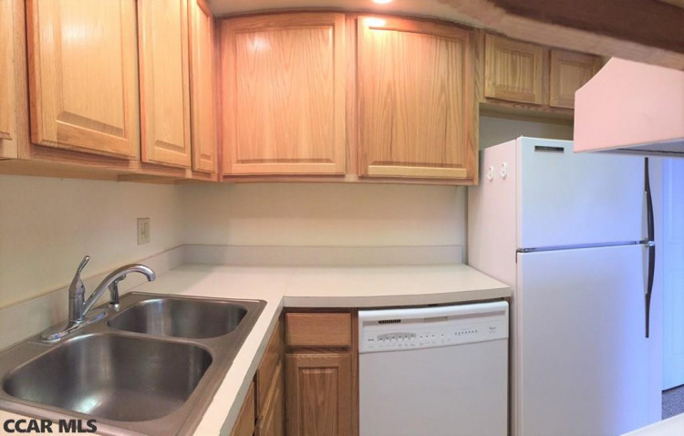 Kitchen fridge - 800 Stratford Dr