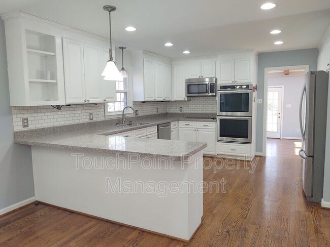 Building Photo - 224 Raintree Dr