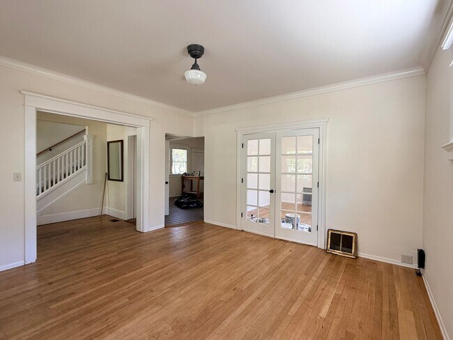 Building Photo - Spacious 5 Bedroom Home in N Portland with Hardwood Floors, Huge Basement & Fenced Yard!