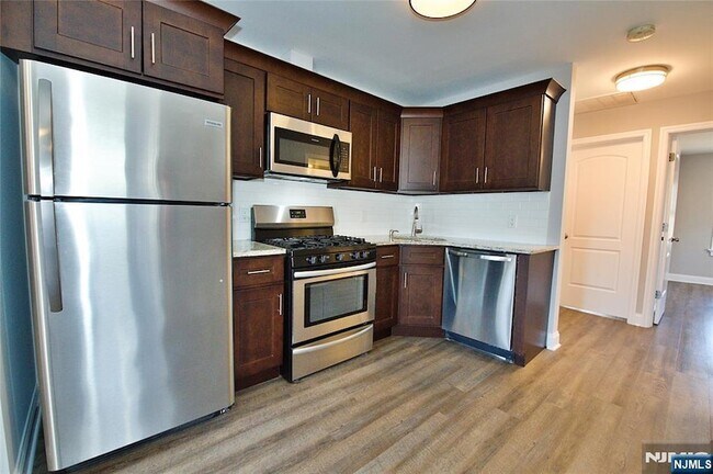 Building Photo - 116 Maple Ave